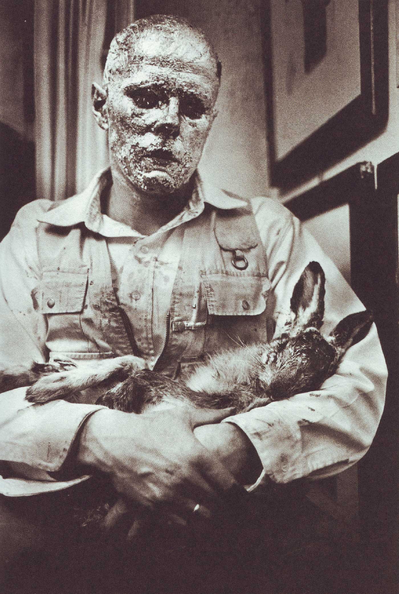 Joseph Beuys, Wie man dem toten Hasen die Bilder erklaert, 1966